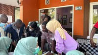 Tepat pada hari ini juga, Posyandu Erma tengah mengadakan beberapa program atau aktivitas, salah satunya Pemberian Makanan Tambahan (PMT) Gemerincing, yaitu Gemar Makan Ikan untuk Mencegah Stunting. Adapun program ini sudah launching atau dilakukan sejak dari awal Mei. (Foto: Suci Risanti Rahmadania/detikHealth)