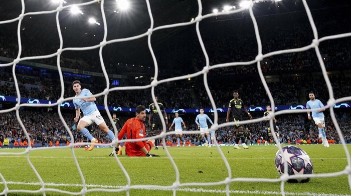 Manchester City berhasil mengalahkan Real Madrid 4-0 di leg kedua semifinal Liga Champions, Kamis (18/5/2023) dini hari WIB. The Citizens melaju ke final dengan agregat 5-1.