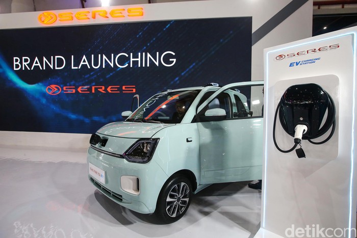 PT Sokonindo Automobile selaku produsen DFSK resmi mengenalkan merek mobil listrik SERES di pameran Periklindo Electric Vehicle Show atau PEVS 2023. Sebagai bentuk pengenalan awal, mereka memboyong SERES E1 yang berpeluang menjadi penantang Wuling Air ev.
