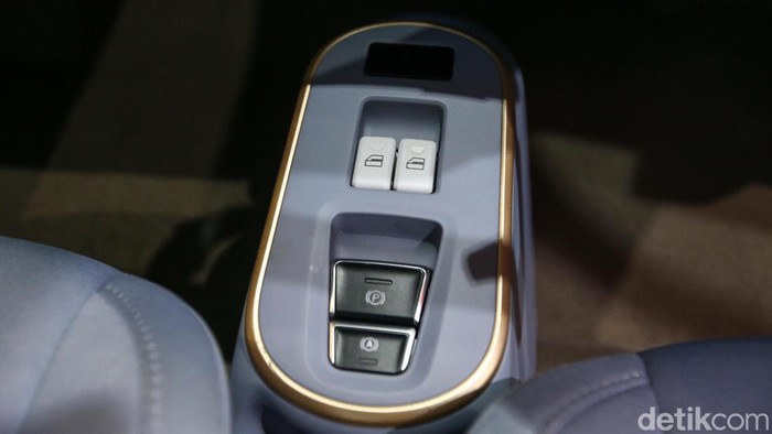 Tampang Mobil Listrik SERES E1 yang Jadi Penantang Wuling Air ev PT Sokonindo Automobile selaku produsen DFSK resmi mengenalkan merek mobil listrik SERES di pameran Periklindo Electric Vehicle Show atau PEVS 2023. Sebagai bentuk pengenalan awal, mereka memboyong SERES E1 yang berpeluang menjadi penantang Wuling Air ev.