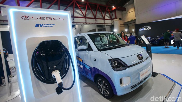 Tampang Mobil Listrik SERES E1 yang Jadi Penantang Wuling Air ev PT Sokonindo Automobile selaku produsen DFSK resmi mengenalkan merek mobil listrik SERES di pameran Periklindo Electric Vehicle Show atau PEVS 2023. Sebagai bentuk pengenalan awal, mereka memboyong SERES E1 yang berpeluang menjadi penantang Wuling Air ev.
