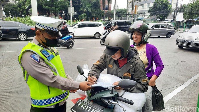 Tilang manual di Pancoran Jaksel. (Annisa Aulia Rahim/detikcom)