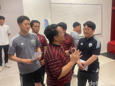 Tim Jeonbuk FC Korsel mengecek Stadion Manahan bersama ofisial Persis Solo, Kamis (18/5/2023).