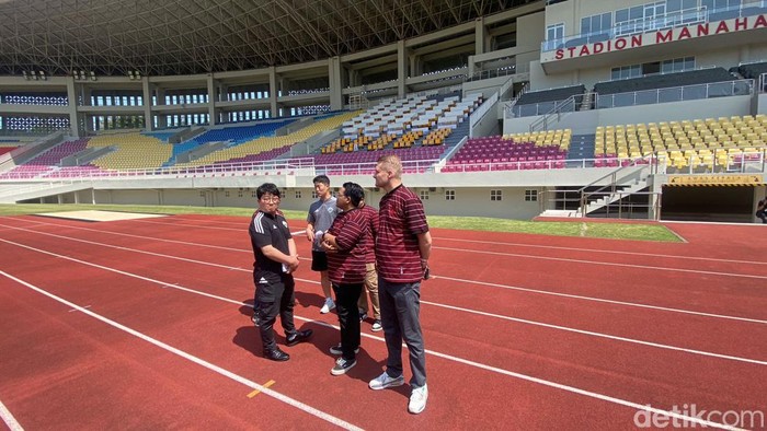 Tim Jeonbuk FC Korsel mengecek Stadion Manahan bersama ofisial Persis Solo, Kamis (18/5/2023).