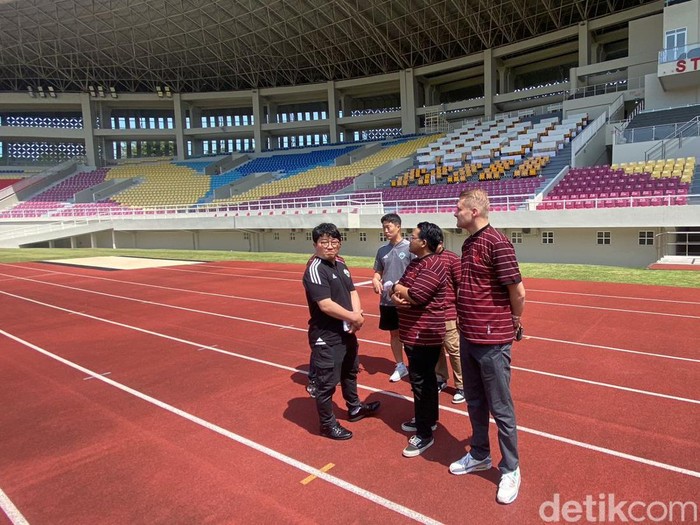 Tim Jeonbuk FC Korsel mengecek Stadion Manahan bersama ofisial Persis Solo, Kamis (18/5/2023).