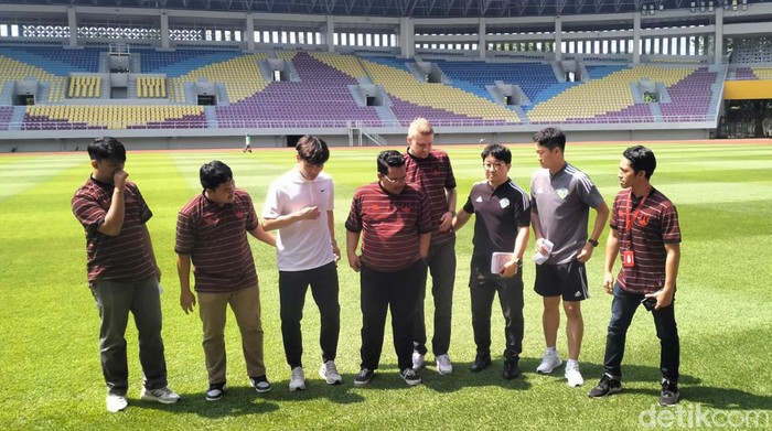 Tim Jeonbuk FC Korsel mengecek Stadion Manahan bersama ofisial Persis Solo, Kamis (18/5/2023).