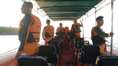 Tim SAR menuju lokasi kejadian untuk mencari Arba Ali (40), nelayan yang hilang di perairan Pandai, Kabupaten Alor, NTT, Kamis (18/5/2023). (Istimewa)