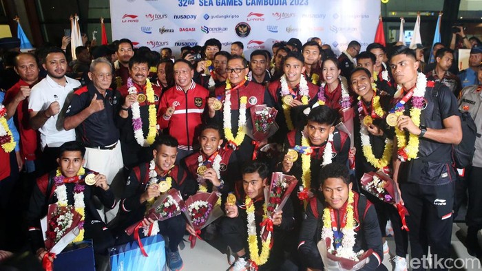 Timnas Indonesia U-22 sudah menginjakkan kakinya di Tanah Air usai meraih medali emas di SEA Games 2023. Timnas tiba di Bandara Soekarno Hatta, Kamis (18/5/2023) sekitar pukul 20.55 WIB.