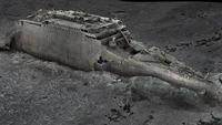 Titanic berada di kedalaman 3.800 meter. Menggunakan pemetaan lautan dalam, Titanic ditampilkan dalam kondisinya sekarang, dengan tanpa air laut di sekelilingnya.