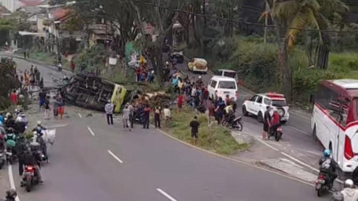 Truk terguling di Nagreg.