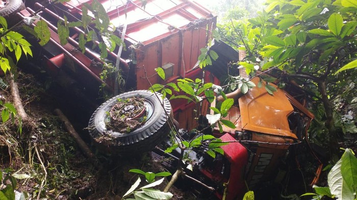 Truk yang masuk ke jurang di tepi jalur gumitir Silo Jember