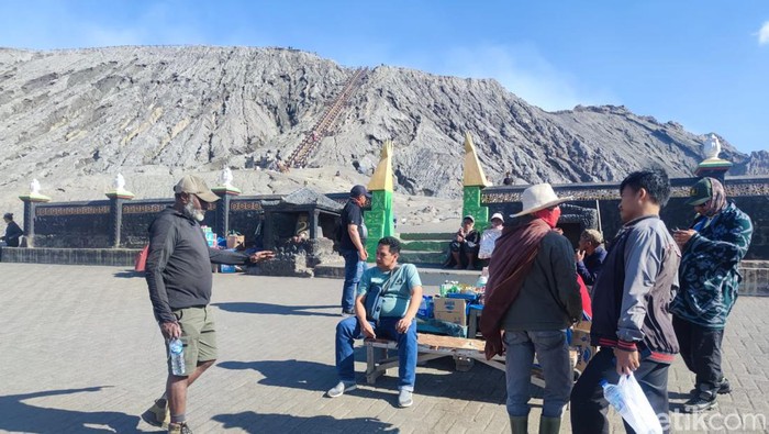 Wisatawan dan warga tetap normla meski patung Ganesha di Bromo hilang