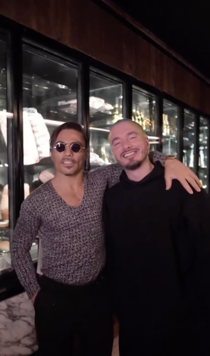10 Potret Terbaru Salt Bae Jamu Tokoh Terkenal di Restonya, Siapa Saja? 10 Potret Terbaru Salt Bae Jamu Tokoh Terkenal di Restonya, Siapa Saja?