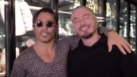Kalau ini potret Salt Bae menyambut penyanyi terkenal Kolombia, J Balvin yang punya 53 juta followers Instagram. Ma man, tulis Salt Bae.