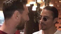 Pesepak bola legendaris, Lionel Messi juga pernah santap di resto Salt Bae. Mereka berpelukan akrab ketika bertemu.