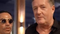 Dengan bangga Salt Bae melayani jurnalis sekaligus penyiar terkenal Inggris, Piers Morgan. Ia melakukan aksi tabur garam hingga menyuapi lembaran daging pakai pisau lho!