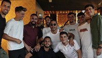 Di restoran Nusr-Et Steakhouse di Doha, Salt Bae menyambut rombongan tim sepak bola Spanyol. Mereka tampak foto bersama dengan wajah gembira.