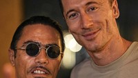Momen Salt Bae foto bareng pesepak bola Robert Lewandowski juga menarik nih. Diketahui pemain FC Barcelona itu sedang makan di Nusr-Et Steakhouse di Doha.