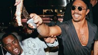 Sean Love Combs atau akrab disapa Diddy adalah rapper Amerika yang juga seorang aktor dan produser. Salt Bae menyambutnya dengan gembira di Nusr-Et Steakhouse di London.
