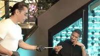 Pamer atraksi memotong daging di depan Usher, Salt Bae juga mengajak sang penyanyi coba memotong daging berlapis emas. Wuih seru!
