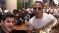 Melayani Thibaut Courtois yang merupakan pesepak bola terkenal Belgia, Salt Bae menawarkan potongan steak berlapis emas. Dijamin istimewa!
