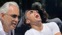 Salt Bae berteman baik dengan penyanyi tenor Italia, Andrea Bocelli. Ini bukan kali pertama chef sekaligus pengusaha restoran itu menyambut Bocelli.