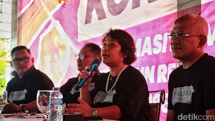 25 Tahun Reformasi, Aktivis 98 Siap Kawal Proses Demokrasi Sejumlah aktivis angkatan 98 yang tergabung dalam Aliansi Demokrasi Rakyat (Aldera) memberikan pernyataan pers terkait peringatan 25 tahun reformasi di Jakarta, Jumat (19/5/2023). Para aktivis tersebut menyatakan akan terus mengawal proses demokrasi yang direbut dari rezim otoriter 25 tahun lalu. Selain itu, berbagai rangkaian kegiatan dilakukan seperti jalan sehat yang akan diikuti 25.000 peserta pada Minggu (21/5) mendatang. Hadir dalam pernyataan pers ini antara lain (kanan-kiri) Sekjen Aldera Pius Lustrilanang, Aktivis Aldera Bandung Valentina Sagala, Aktivis Aldera Bogor Teddy Wibisana, dan Aktivis Aldera Jakarta Taufan Hunneman.