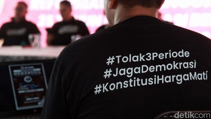 25 Tahun Reformasi, Aktivis 98 Siap Kawal Proses Demokrasi Sejumlah aktivis angkatan 98 yang tergabung dalam Aliansi Demokrasi Rakyat (Aldera) memberikan pernyataan pers terkait peringatan 25 tahun reformasi di Jakarta, Jumat (19/5/2023). Para aktivis tersebut menyatakan akan terus mengawal proses demokrasi yang direbut dari rezim otoriter 25 tahun lalu. Selain itu, berbagai rangkaian kegiatan dilakukan seperti jalan sehat yang akan diikuti 25.000 peserta pada Minggu (21/5) mendatang. Hadir dalam pernyataan pers ini antara lain (kanan-kiri) Sekjen Aldera Pius Lustrilanang, Aktivis Aldera Bandung Valentina Sagala, Aktivis Aldera Bogor Teddy Wibisana, dan Aktivis Aldera Jakarta Taufan Hunneman.