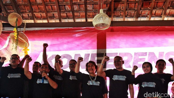 25 Tahun Reformasi, Aktivis 98 Siap Kawal Proses Demokrasi Sejumlah aktivis angkatan 98 yang tergabung dalam Aliansi Demokrasi Rakyat (Aldera) memberikan pernyataan pers terkait peringatan 25 tahun reformasi di Jakarta, Jumat (19/5/2023). Para aktivis tersebut menyatakan akan terus mengawal proses demokrasi yang direbut dari rezim otoriter 25 tahun lalu. Selain itu, berbagai rangkaian kegiatan dilakukan seperti jalan sehat yang akan diikuti 25.000 peserta pada Minggu (21/5) mendatang. Hadir dalam pernyataan pers ini antara lain (kanan-kiri) Sekjen Aldera Pius Lustrilanang, Aktivis Aldera Bandung Valentina Sagala, Aktivis Aldera Bogor Teddy Wibisana, dan Aktivis Aldera Jakarta Taufan Hunneman.