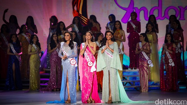 Berkompetisi sebagai wakil Jabar 1, Farhana berhasil menyisihkan 44 finalis lainnya 34 provinsi. Saat namanya diumumkan masuk tiga besar, ia bersandingan dengan wakil Lampung dan Jawa Timur.  (Foto: Andhika Prasetia/detikcom)