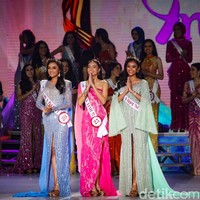 Berkompetisi sebagai wakil Jabar 1, Farhana berhasil menyisihkan 44 finalis lainnya 34 provinsi. Saat namanya diumumkan masuk tiga besar, ia bersandingan dengan wakil Lampung dan Jawa Timur.  (Foto: Andhika Prasetia/detikcom)