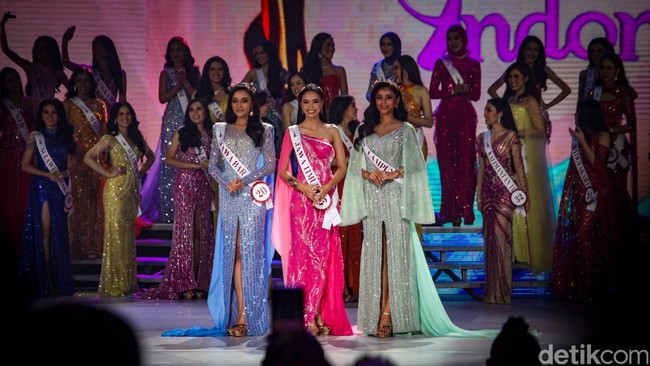 Sebelum nama pemenang diumumkan, tiga besar Puteri Indonesia 2023 harus melewati babak tanya-jawab dengan Ketua Dewan Pembina Yayasan Puteri Indonesia Putri Kus Wisnu Wardani. Mereka hanya diberi waktu satu menit untuk menjawab. (Foto: Andhika Prasetia/detikcom)