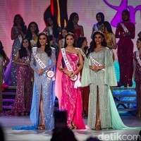 Sebelum nama pemenang diumumkan, tiga besar Puteri Indonesia 2023 harus melewati babak tanya-jawab dengan Ketua Dewan Pembina Yayasan Puteri Indonesia Putri Kus Wisnu Wardani. Mereka hanya diberi waktu satu menit untuk menjawab. (Foto: Andhika Prasetia/detikcom)