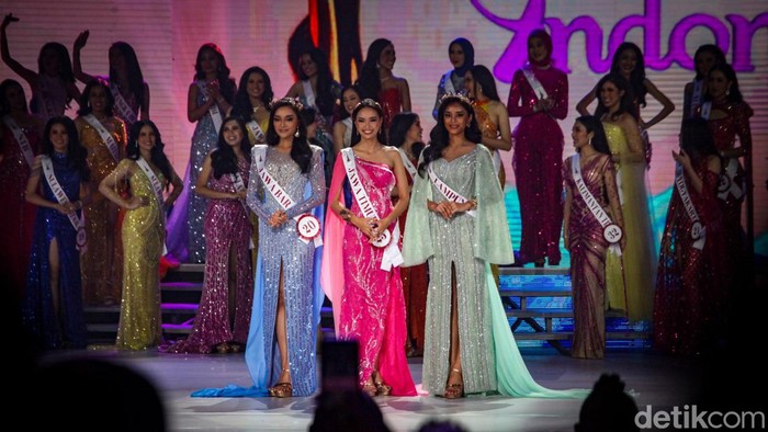Farhana Nariswari Wisandana (Jabar 1), Yasinta Aurellia (Jatim), dan Lulu Zaharani Krisna Widodo (Lampung) terpilih masuk 3 besar finalis Puteri Indonesia 2023 di JCC, Jakarta, Jumat (19/5/2023).