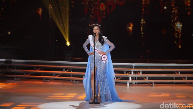 Apakah berbuat baik dan berbuat benar itu sama? Kalau jawabanmu berbeda, maka jelaskanlah perbedaannya? tanya Putri. Farhana pun memilih menjawab dalam bahasa Inggris. (Foto: Andhika Prasetia/detikcom)