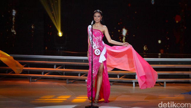 Inilah penampilan Yasinta Aurellia dari Jawa Timur di babak top 3. Yasinta pada akhirnya terpilih sebagai pemenang 1st Runner Up Puteri Indonesia 2023 sekaligus menyandang gelar Puteri Indonesia Lingkungan 2023. Foto: Andhika Prasetia