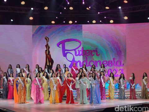 Farhana Nariswari Wisandana (Jabar 1), Yasinta Aurellia (Jatim), dan Lulu Zaharani Krisna Widodo (Lampung) terpilih masuk 3 besar finalis Puteri Indonesia 2023 di JCC, Jakarta, Jumat (19/5/2023).