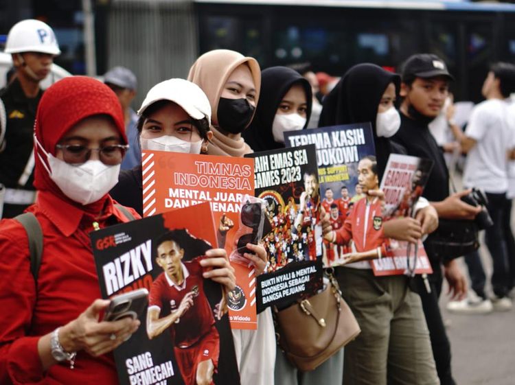 Aksi 1.000 Mawar untuk Timnas U-22 Peraih Medali Emas Sea Games 2023