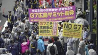 Sekelompok warga yang membawa spanduk bertuliskan No G7 dan No War berkumpul di Hiroshima untuk memprotes KTT G7. Kyodo News/AP Photo  