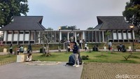 Suasana begitu menyenangkan ketika berada di Alun-alun Bogor. Wisatawan tampak senang menikmati segala fasilitas gratis itu. Foto: Putu Intan/detikcom