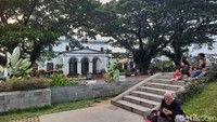 Cuma sepelemparan batu dari Stasiun Bogor, traveler akan menemukan Alun-alun Kota Bogor. Foto: Putu Intan/detikcom