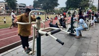 Selain itu, di sana juga cocok buat olahraga. Alun-alun Kota Bogor dilengkapi dengan jogging track dan alat-alat fitnes yang dapat digunakan wisatawan untuk menjaga kebugaran. Foto: Putu Intan/detikcom