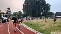Rerumputan hijau di sana juga menyejukkan mata. Banyak anak-anak yang bermain di rerumputan itu. Ada yang main bola, berlarian, atau sekadar duduk-duduk santai. Foto: Putu Intan/detikcom