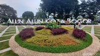 Alun-alun Kota Bogor ini buka setiap hari mulai pukul 05.00 hingga 21.00 WIB. Alamatnya di Jalan Kapten Muslihat No.17 A, RT.04/RW.06, Pabaton, Kecamatan Bogor Tengah, Kota Bogor, Jawa Barat. Foto: Putu Intan/detikcom
