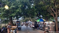 Jika perut lapar, tak perlu khawatir karena di sana juga terdapat area kuliner. Traveler dapat membeli aneka makanan mulai dari makanan berat hingga camilan khas Bogor. Beberapa di antaranya adalah kue gemblong, telur gulung, dan soto mie Bogor. Foto: Putu Intan/detikcom