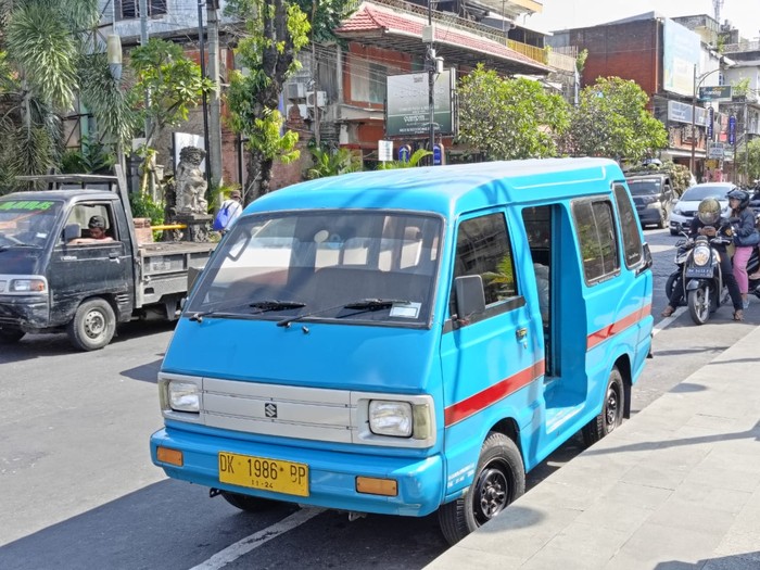 Dinas Perhubungan (Dishub) mencatat total 17 angkutan umum kota (angkot) di Kota Denpasar. Namun, hanya dua di antaranya yang layak jalan.