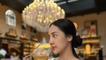 Momen Seru Anya Geraldine Saat Menikmati Wine dan Dessert