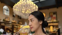 Tak hanya sekali, Anya Geraldine sering berlibur ke Bali. Setiap momennya ke Bali ia tak pernah ketinggalan menikmati champagne. Foto: Instagram @anyageraldine