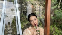 Di Bali, ada juga keseruan Anya Geraldine menikmati mocktail. Minumannya kali ini diracik dengan herbal. Foto: Instagram @anyageraldine