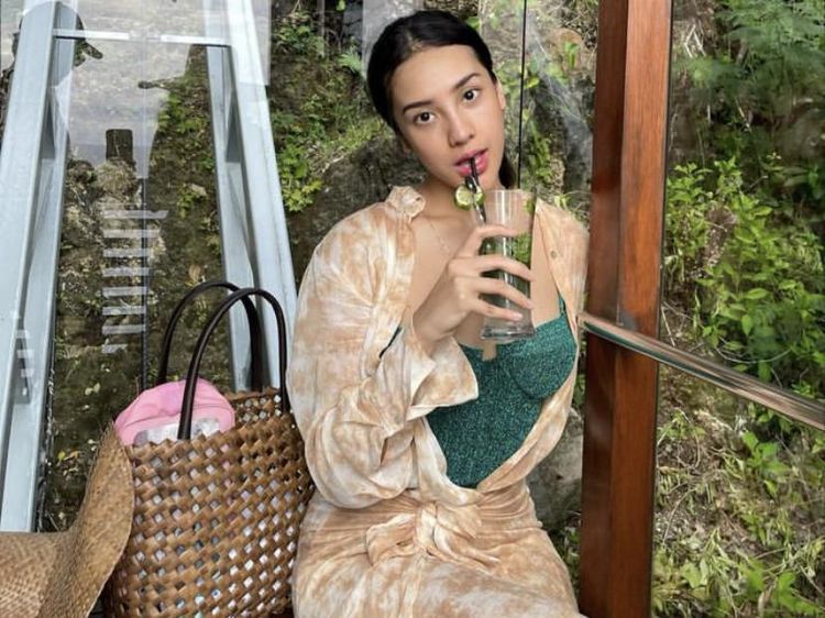 Momen Seru Anya Geraldine Saat Menikmati Wine dan Dessert